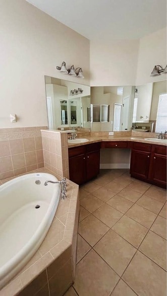 Building Photo - Heritage Point D Heritage Point Drive Unit 20002