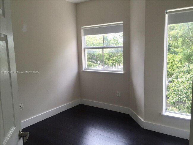 Building Photo - 2700 NE 184th Terrace