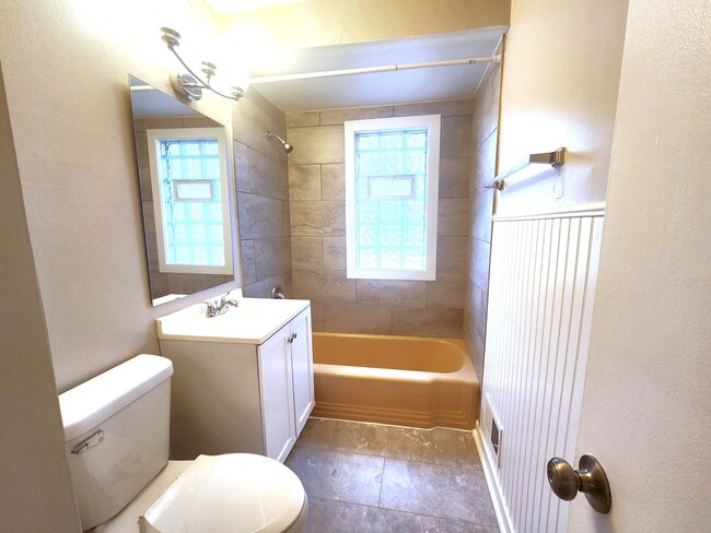 Building Photo - Spacious 4-bedroom, 2-bathroom single-family home