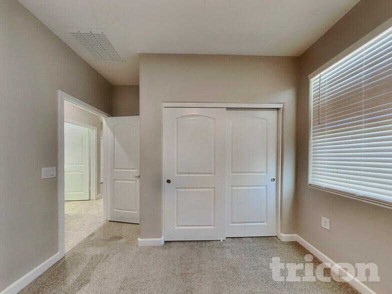 Building Photo - 30094 W Clarendon Ave