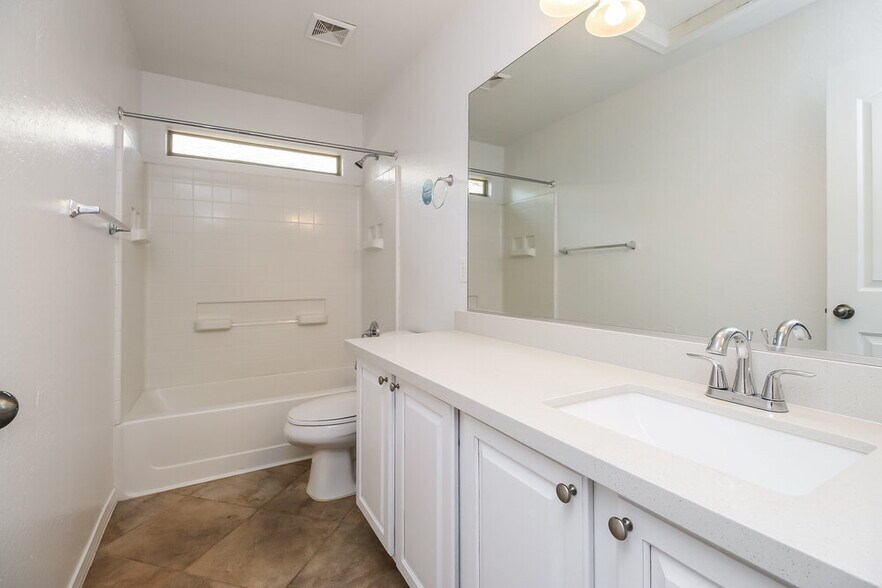 Building Photo - 32830 N Sandstone Dr