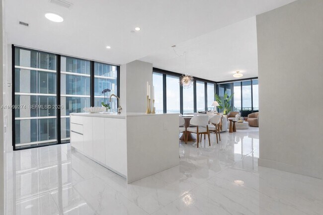 Building Photo - 700 NE 24th St