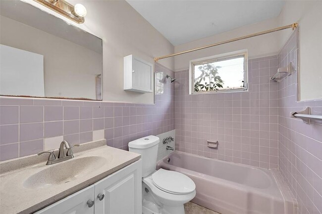 Building Photo - 3 bedroom in Hallandale FL 33009