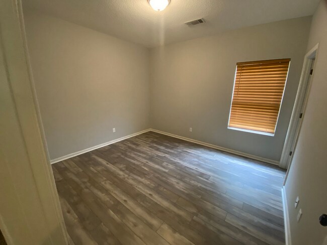 Building Photo - 406 Shady Pk Cv