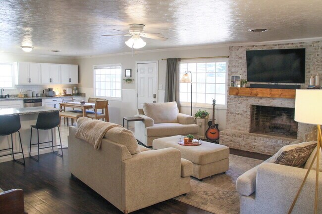 Building Photo - Large Updated Home!
