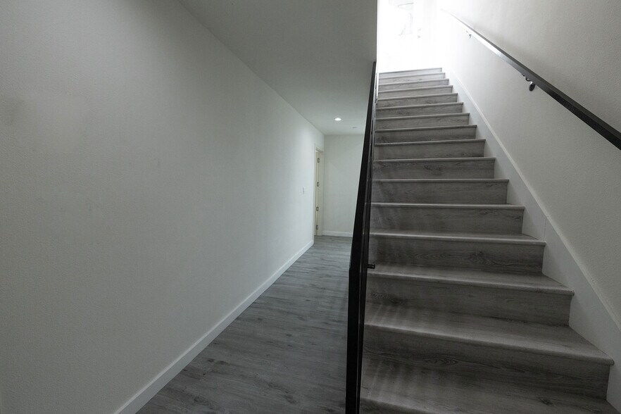 Building Photo - 1128 W 39th St