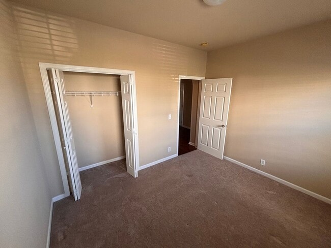 Building Photo - Beautiful 2-Bed, 2.5-Bath Townhouse in Har...