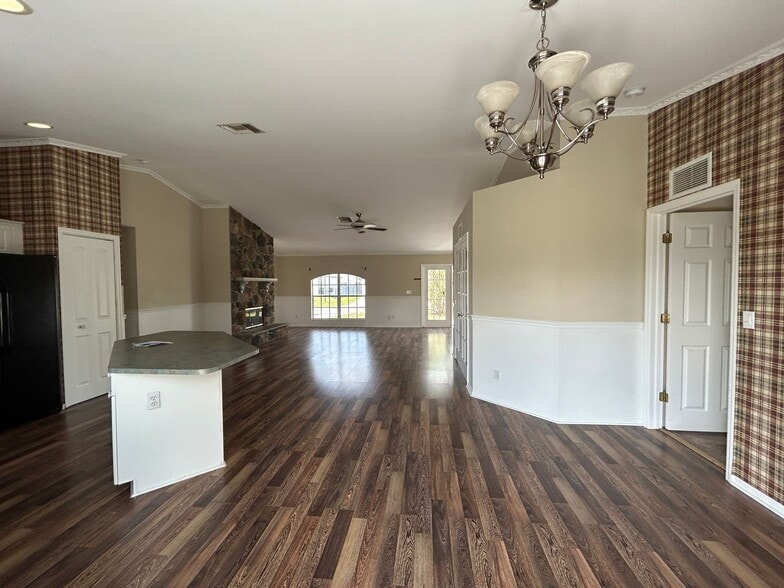 Building Photo - Unique 3/2 + Den home in great location