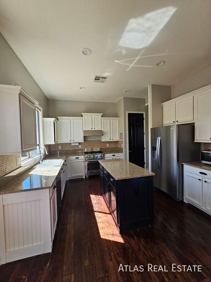 Building Photo - 1076 E Phelps St