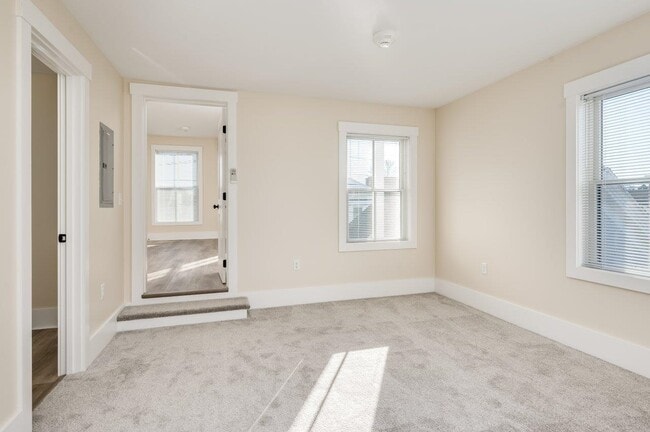 Building Photo - 553 Islington St