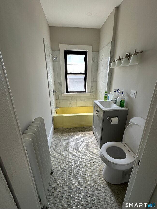 Building Photo - 304 Edgewood St