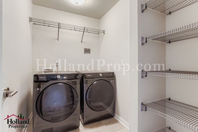 Building Photo - **Price drop: $2395 + $150.00 off for your first 3 months**- Lovely 3 bedroom home in Hillsboro