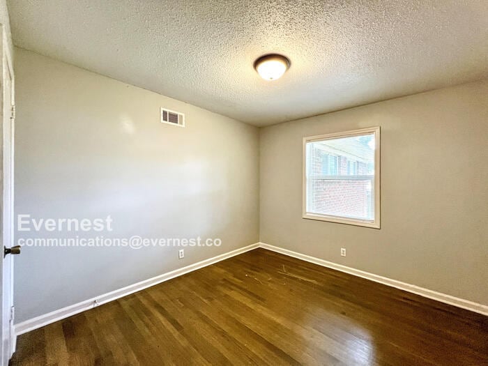 Building Photo - 8549 Southaven Cir W