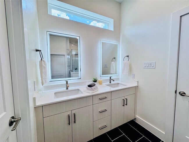 Building Photo - 225 Noras Ln