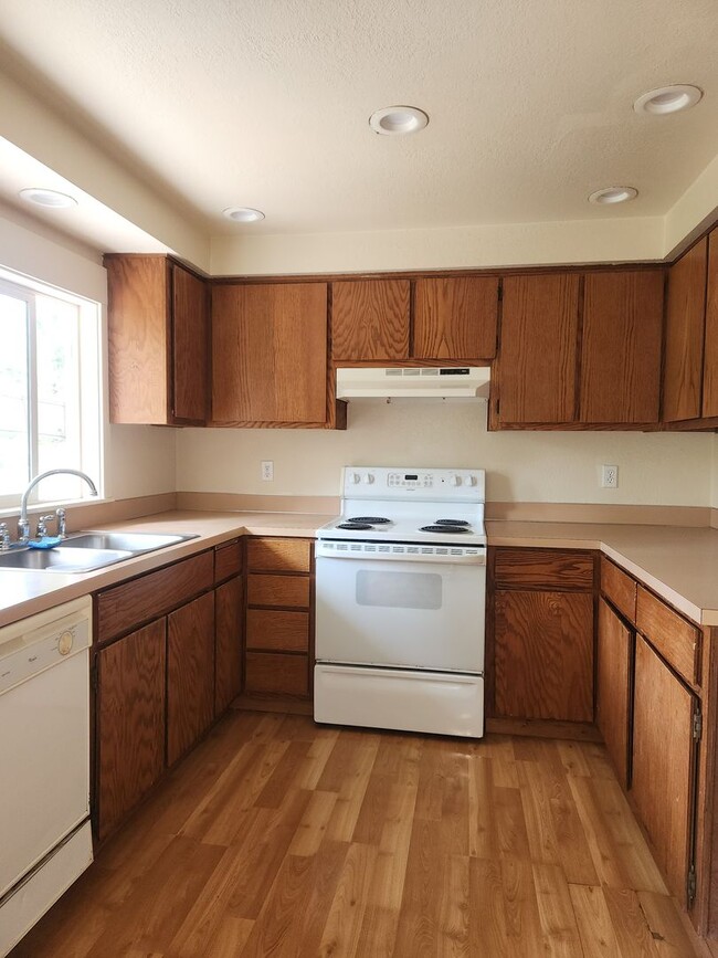 Building Photo - Rambler Available For Rent!!