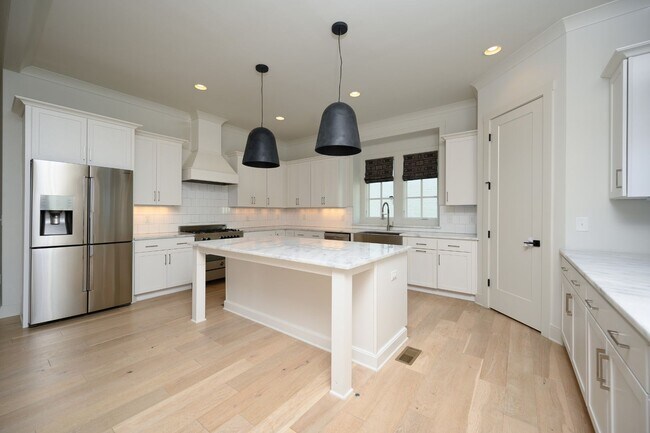 Building Photo - **LIKE-NEW, HIGH-END EXECUTIVE HOME WITH I...