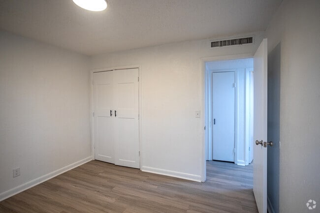 3BR, 1BA - 950SF - Midpoint on Wilshire