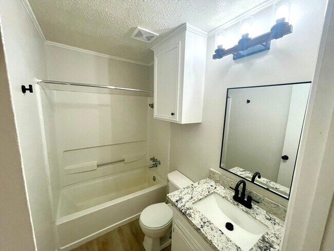 Building Photo - 3/2 For Rent in Brandon 042!