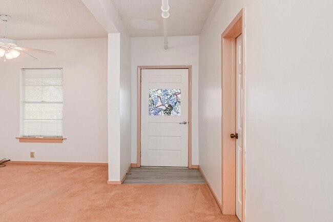 Building Photo - 917 E New Haven Ave