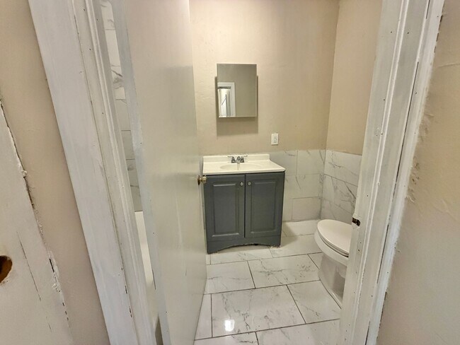 Building Photo - 2 bed cute home