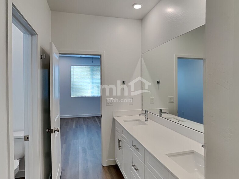 Building Photo - 20177 W Thomas Rd