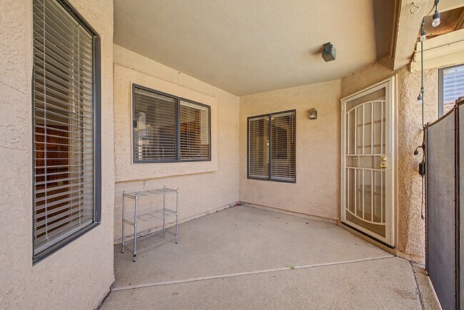 Building Photo - 3103 N Meadow Ln
