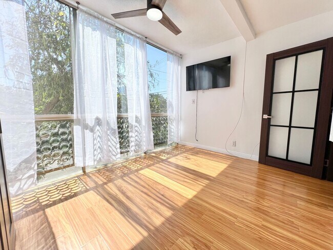 Building Photo - Charming 1BD + Den Condo in Bluff Park – Secured Parking & Prime Coastal Location