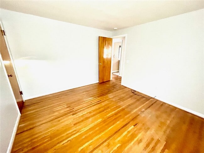 Building Photo - 129 Roselawn Crescent