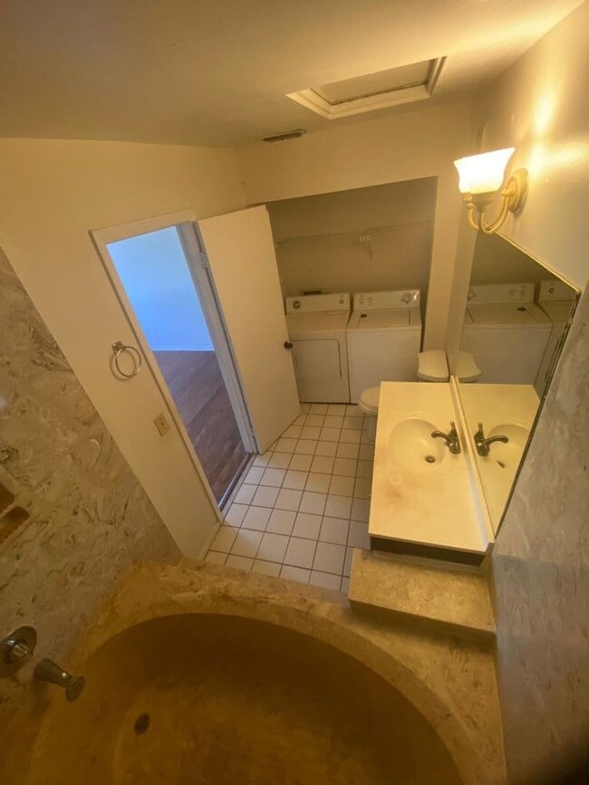 Building Photo - Great 2 bedroom 2 bath condo with screened...