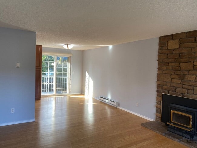 Building Photo - 4bd/1.75ba Carnation House