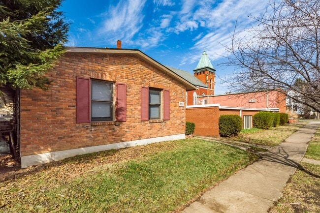 Building Photo - 981 Highland St