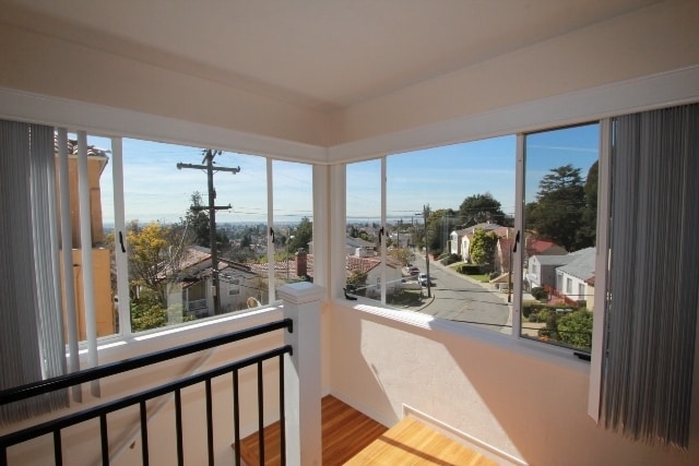 Building Photo - 4 Bedroom Mid-Century Oakmore Property With View of Bay