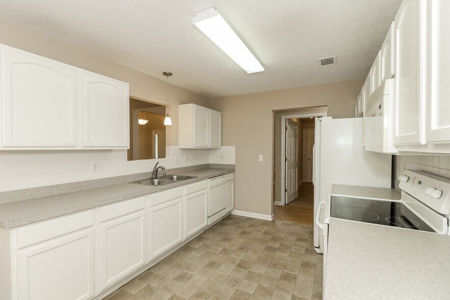 Building Photo - 465 Aristocrat Dr SW