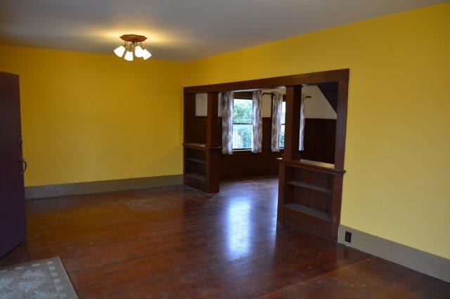 Building Photo - Beautiful, spacious Craftsman, Owner pays Yard Care, Laundry on site