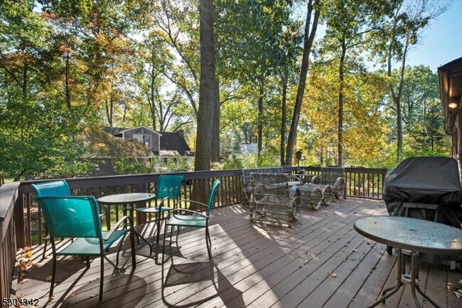 Building Photo - 63 Iroquois Trail