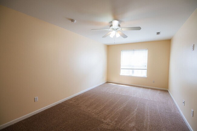 Building Photo - Stunning 6 bedroom 2.5 bathroom corner lot...