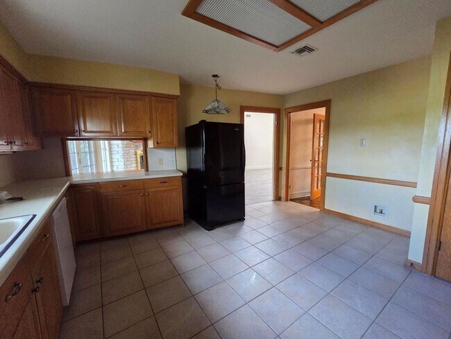 Building Photo - FOR LEASE!!