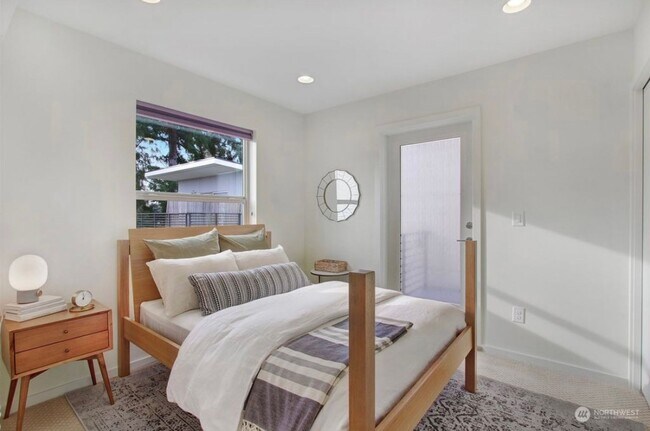 Building Photo - Welcome Home Modern Townhome in Georgetown