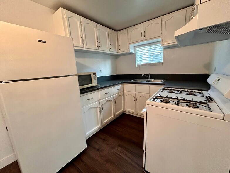 Building Photo - 1427 Hoover Ave