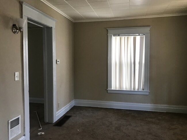 Building Photo - HUGE SINGLE FAMILY FOR RENT !!