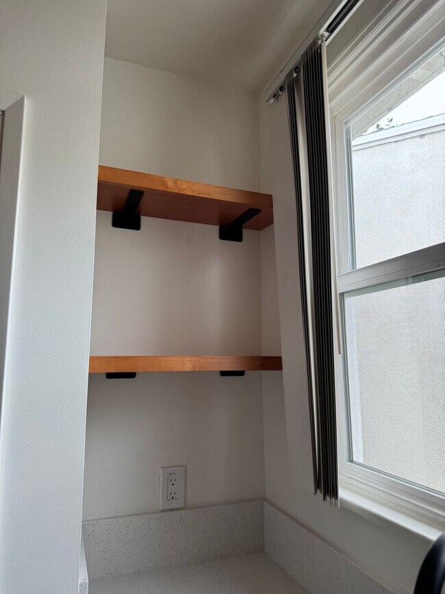 Building Photo - COMPLETELY REMODELLED 1 BEDROOM DUPLEX FOR LEASE!