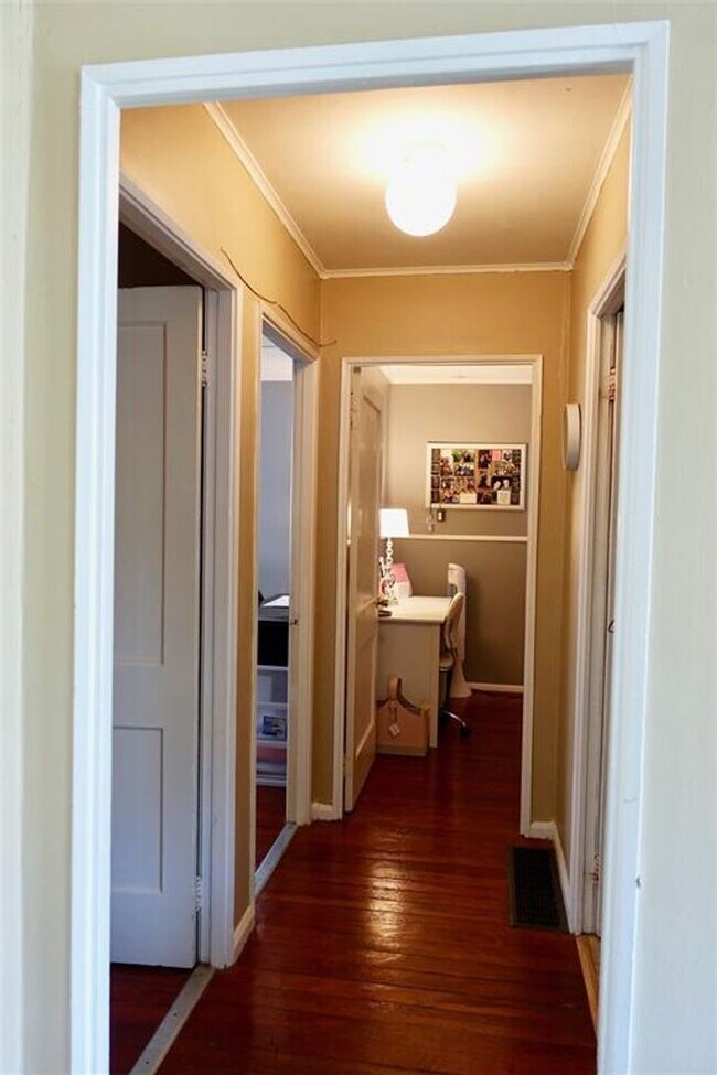 Building Photo - 416 S Eastside Dr