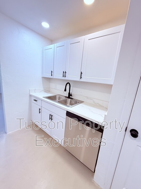 Building Photo - 810 N Alvernon Way