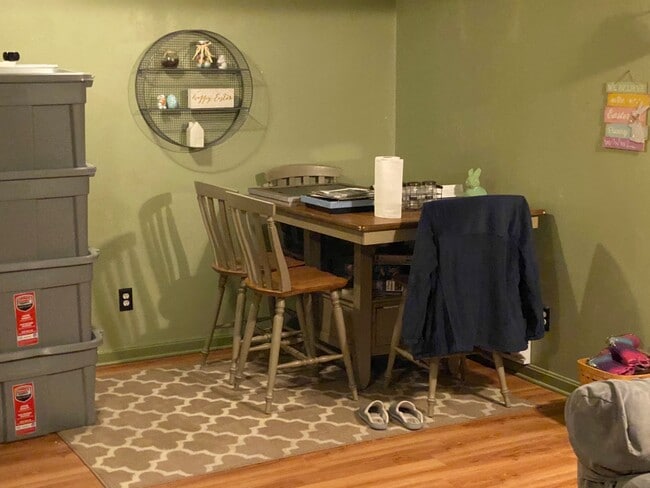 Dining area - 8012 Harpers Ln