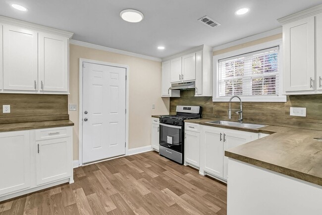 Building Photo - Tranquil Country Living on 2+ Acres — Spac...