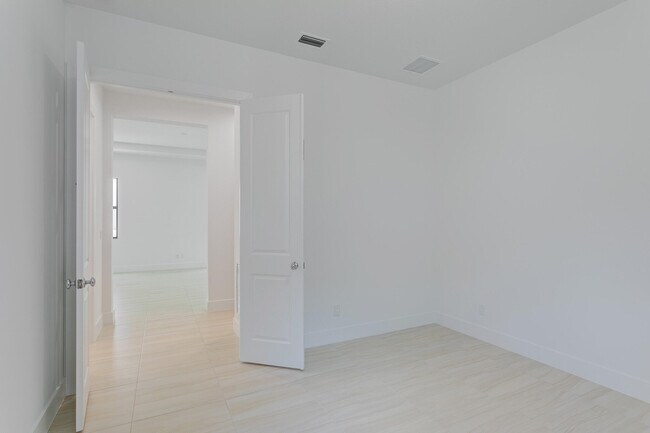 Building Photo - 13559 Artisan Cir
