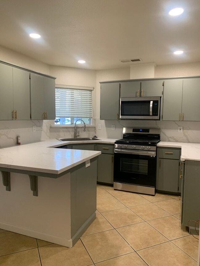 Building Photo - 3 Bedroom, 2 Bath home in North Hanford