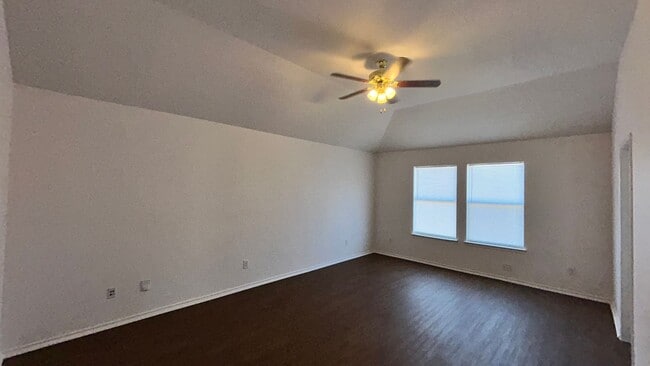 Building Photo - Move-in Ready Open Layout with a Huge Yard!