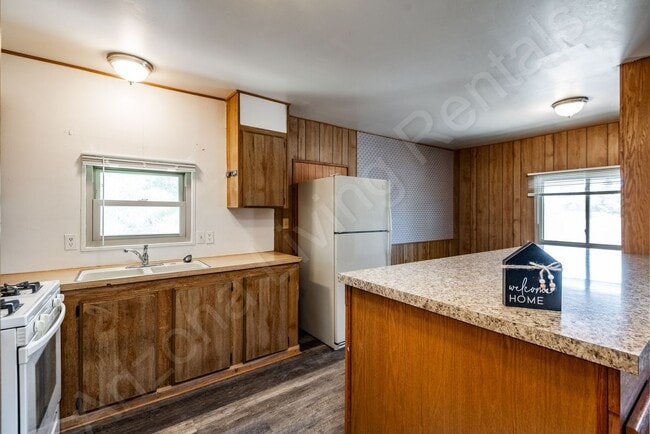 Building Photo - MOVE IN SPECIAL, $475 OFF FIRST MONTH