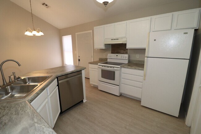 Building Photo - Newly updated duplex for rent!